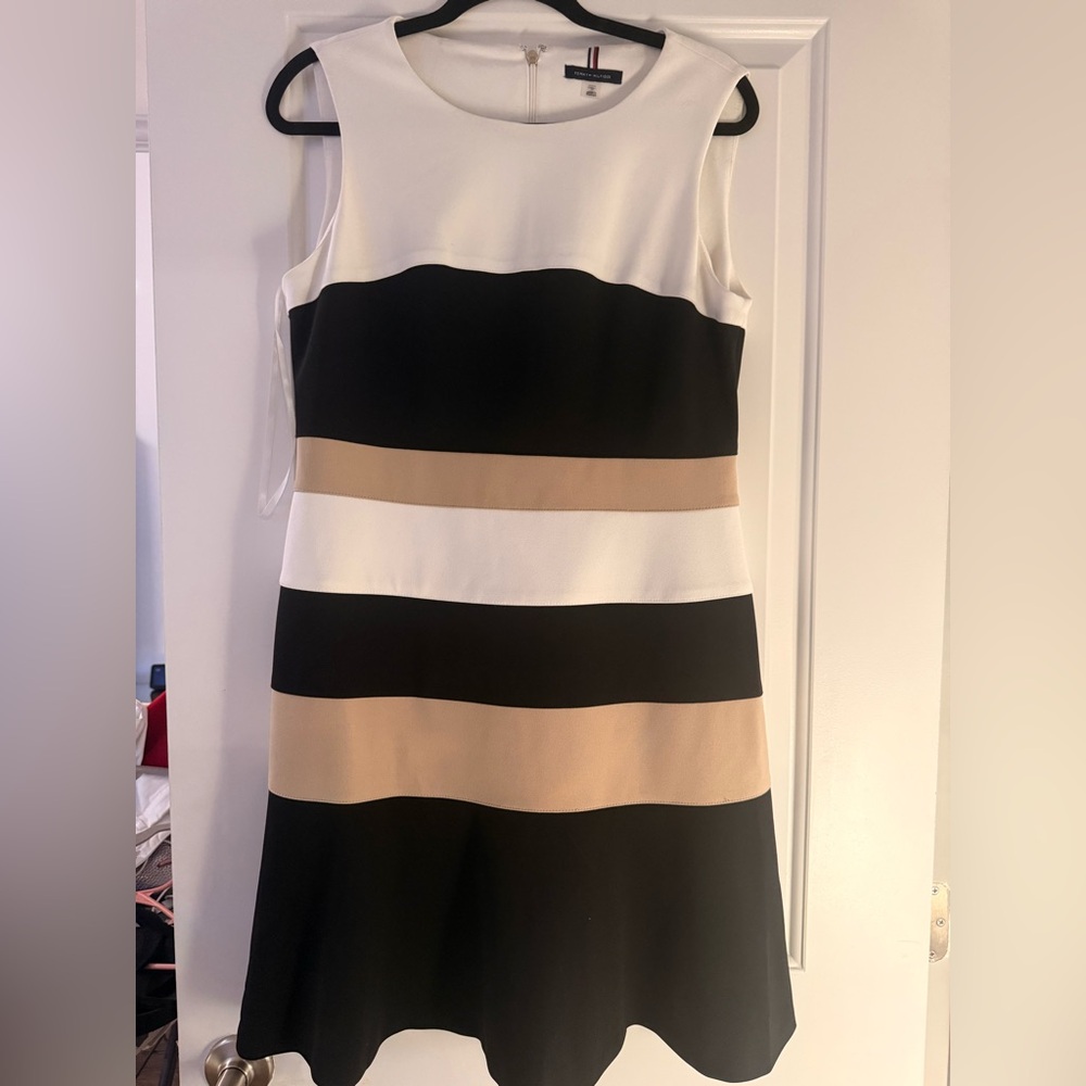 D41: Tommy Hilfiger Sheath Mini Dress in Cream and Black (SIZE 12)